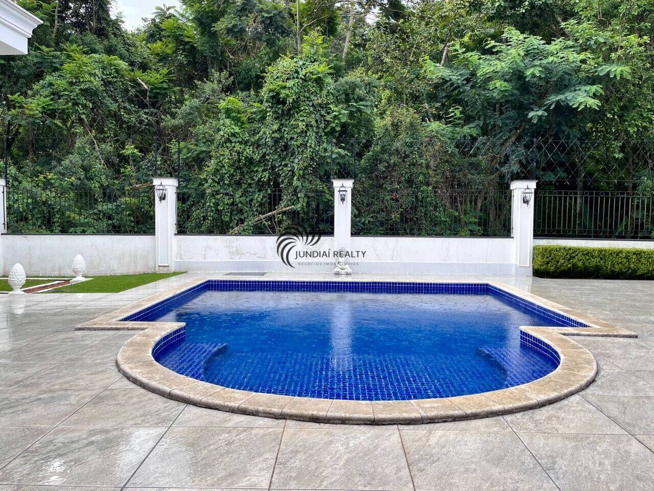 Piscina com vista para a mata